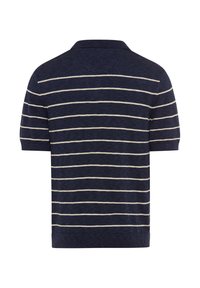 Polo bleu marine à manches courtes avec des rayures blanches horizontales, présenté de dos sur un fond blanc.