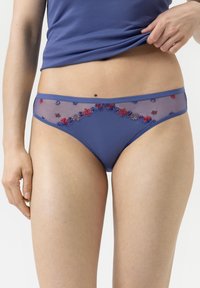 Bikini blu con ricami floreali in rosso e viola. Presenta una rete trasparente in vita e dettagli decorativi lungo la parte anteriore.