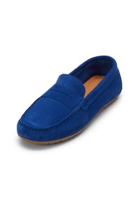 Sininen nappa loafer, jossa on pyöreä varvassuoja, kolikkotaskusuoja ja kumipohja. Tasainen pinta ja ompeluyksityiskohdat reunoilla.