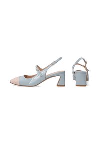 Lakované slingback boty světle modré barvy s růžovou špičkou. Mají blokový podpatek a nastavitelné přezkové zapínání.