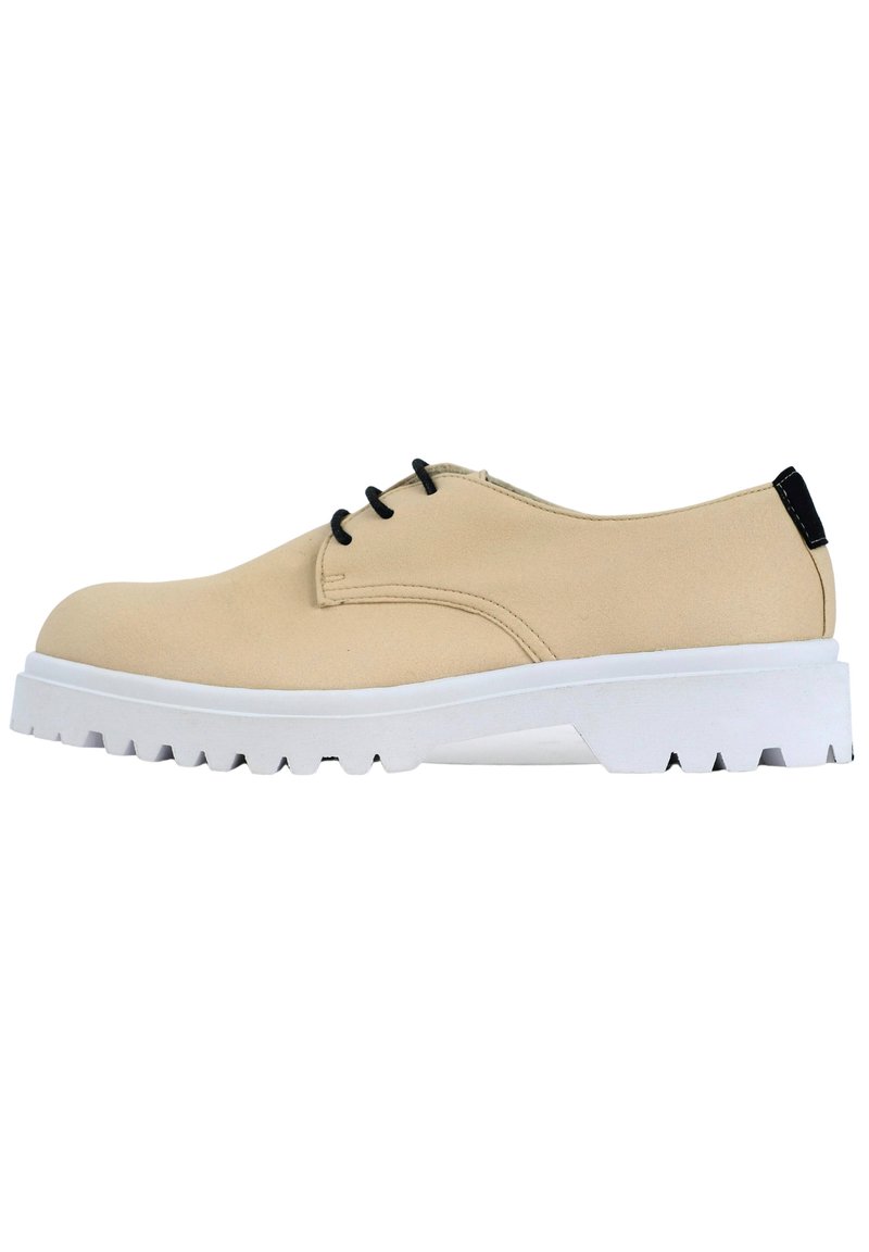 Beige synthetische schoenen met een ronde neus, zwarte veters en een witte gestructureerde zool met diepe groeven voor grip.