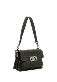Borsa a mano in pelle nera con forma rettangolare, ferrature in argento, borchie lungo i bordi e una tracolla singola regolabile.