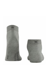 Calze alla caviglia grigie realizzate in materiale morbido, con una fascia testurizzata e un logo scuro vicino alla punta. Finitura liscia e vestibilità aderente.