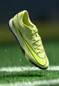 ZOOM VAPOR 16 ACADEMY TF - Műfüves pályára készült futballcipő - limelight/volt/hyper crimson