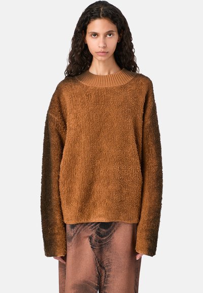 Maglione marrone con texture realizzato in materiale morbido, con scollo rotondo a coste, maniche ampie e vestibilità rilassata.