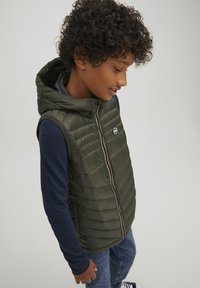 Jack & Jones Junior JJEHERO BODYWARMER HOOD  - Veste - rosin