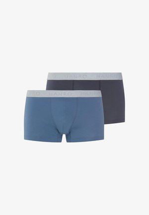 Zwei Paar Herren Boxershorts, eines dunkelblau und eines marineblau, beide mit hellgrauen elastischen Bund mit der Marke „HANRO“.
