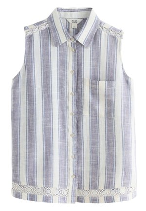 Chemise sans manches à boutons avec rayures verticales bleues et blanches, détails en dentelle aux épaules et à l'ourlet, et une poche poitrine sur le côté gauche.