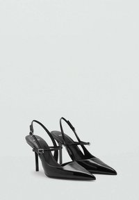 Escarpins à talons hauts en cuir verni noir, avec des bouts pointus et de fines brides à la cheville. Ils présentent un talon aiguille élancé et une texture lisse.
