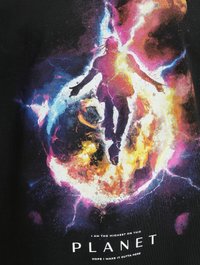 Sort t-shirt med et livligt, flerfarvet galakse-design og en central figur samt tekst nedenfor, der lyder: "JEG ER DEN HØJESTE PÅ DENNE PLANET."