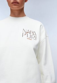 Witte sweatshirt met een klein, bruin tekstlogo op de linkerkant van de borst, met een relaxed fit en zachte, gestructureerde stof.