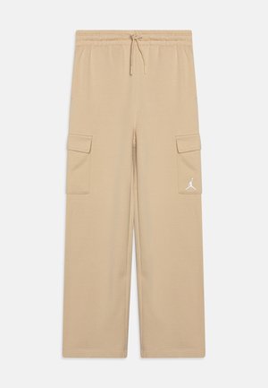Pantaloni cargo beige con vita elastica e cordoncino. Presentano due tasche laterali e un piccolo logo bianco sulla gamba sinistra.