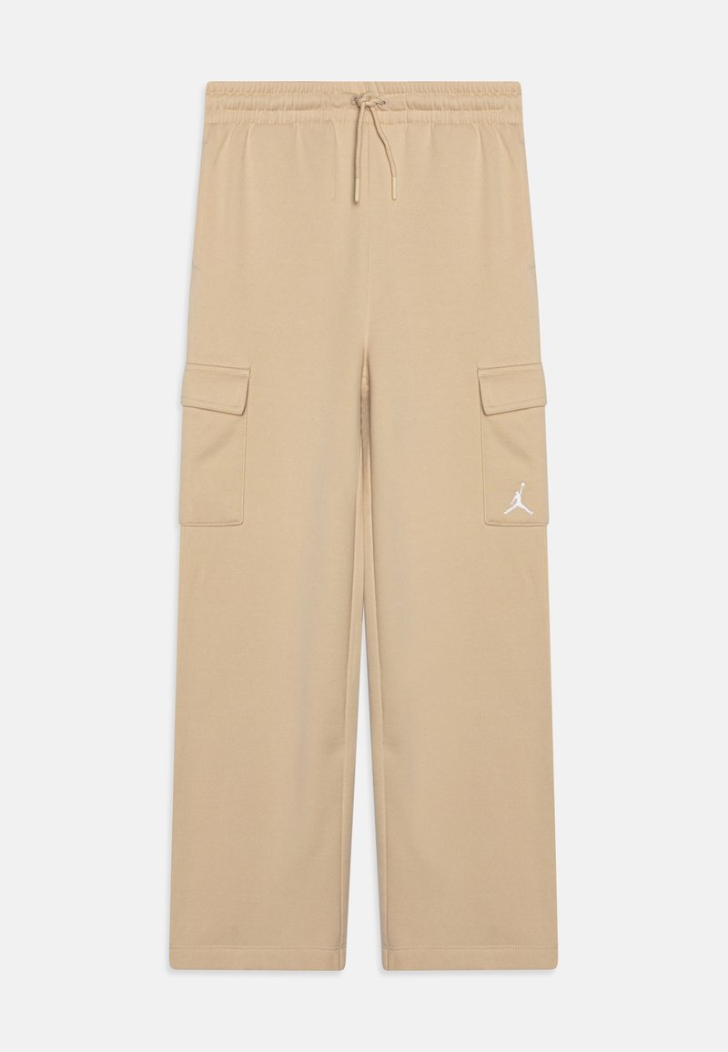 Pantaloni cargo beige con vita elastica e cordoncino. Presentano due tasche laterali e un piccolo logo bianco sulla gamba sinistra.