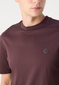BOSS TAUT - Basic póló - open red