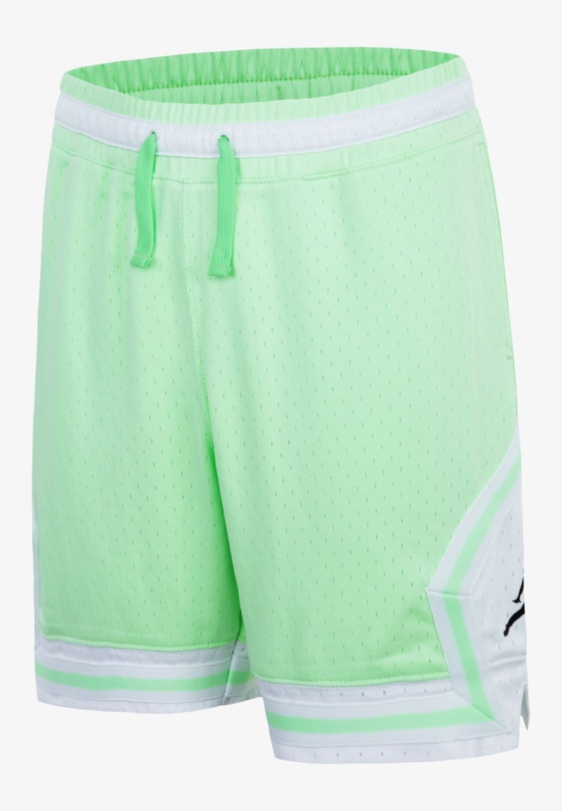 Short de sport vert clair avec bordure rayée blanche et verte, ceinture élastique avec cordons verts et logo noir sur le côté.
