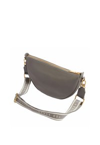 Graue Leder-Umhängetasche mit halbkreisförmiger Form, goldenem Reißverschluss und einem Stoffriemen mit geprägt eingeprägtem Markennamen.