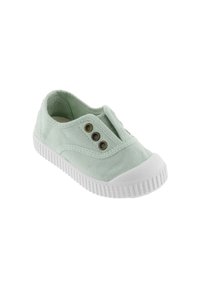 Scarpe slip-on in tela verde chiaro con suola in gomma bianca, caratterizzate da tre occhielli in bronzo e un design a punta arrotondata.