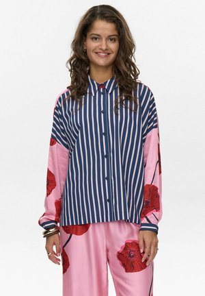 Camicia a maniche lunghe a righe con righe verticali blu navy e bianche, maniche rosa con grandi motivi floreali rossi e una vestibilità rilassata.