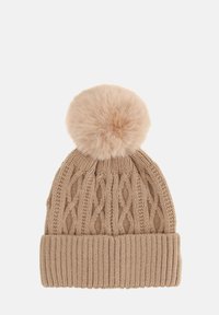 Strickmütze in hellbeige mit einem Kabelmuster und einem flauschigen, hellbeigen Pompons oben. Ribbenbund am unteren Ende für einen engen Sitz.