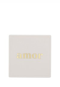 Fyrkantig beige låda med guldmetallisk text "amor" centrerad på locket mot vit bakgrund.
