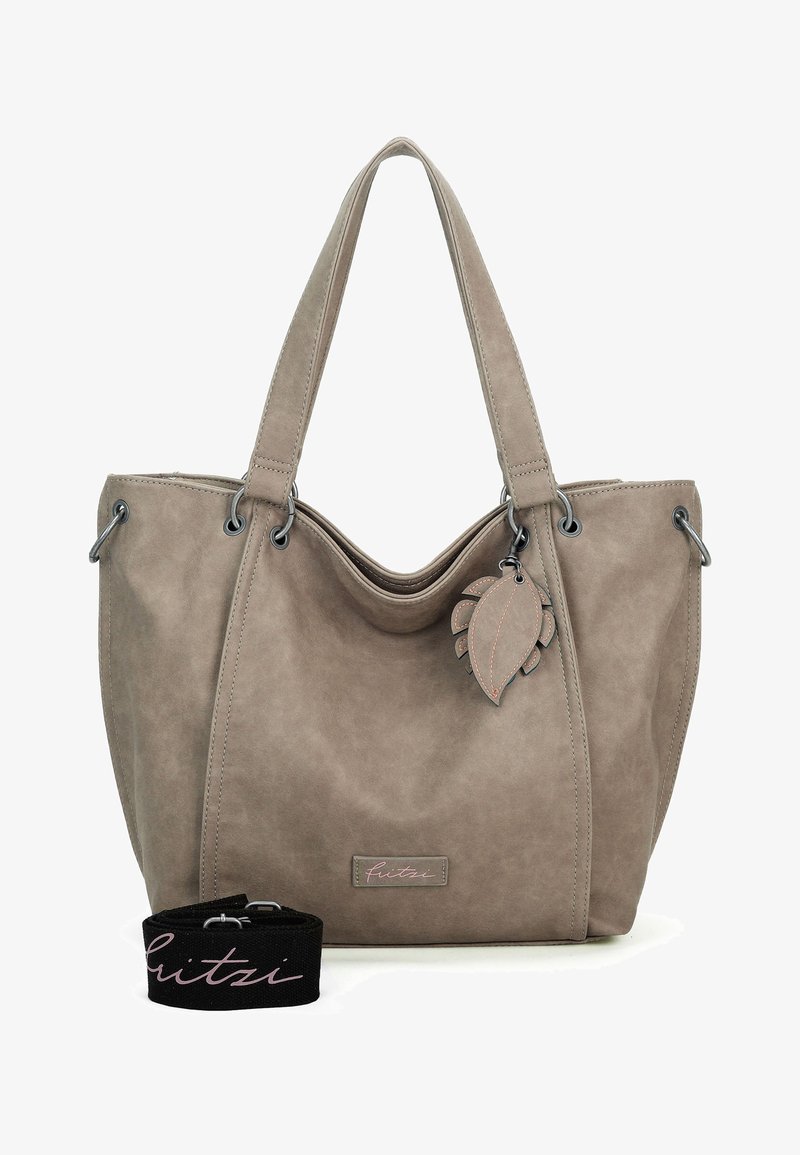 Sac fourre-tout gris en faux cuir doux, avec des poignées doubles, une étiquette décorative en forme de feuille et une sangle noire détachable avec logo.