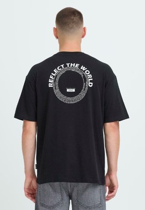 Zwarte katoenen t-shirt met korte mouwen, voorzien van een ronde grafische afbeelding en de tekst "REFLECT THE WORLD" op de achterkant. Gemaakt met een rechte zoom.