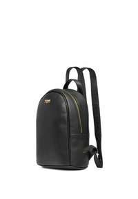 Czarny skórzany plecak z złotym zamkiem i regulowanymi paskami, z małym złotym logo marki z przodu.