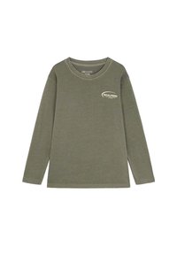 Olijfgroene lange mouwen t-shirt van zachte katoen; heeft een ronde halslijn en een klein gedrukt logo op de borst. Glad van textuur.