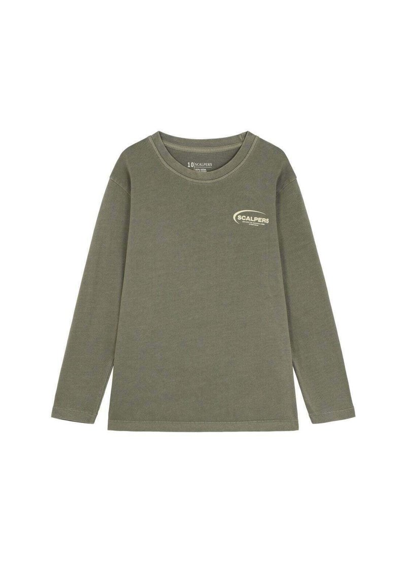 Olijfgroene lange mouwen t-shirt van zachte katoen; heeft een ronde halslijn en een klein gedrukt logo op de borst. Glad van textuur.