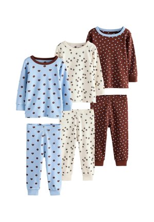 Tre sæt langærmede pyjamas og bukser til børn, med blå med hjerter, hvid med små blomster og brun med små stjerner mønstre.