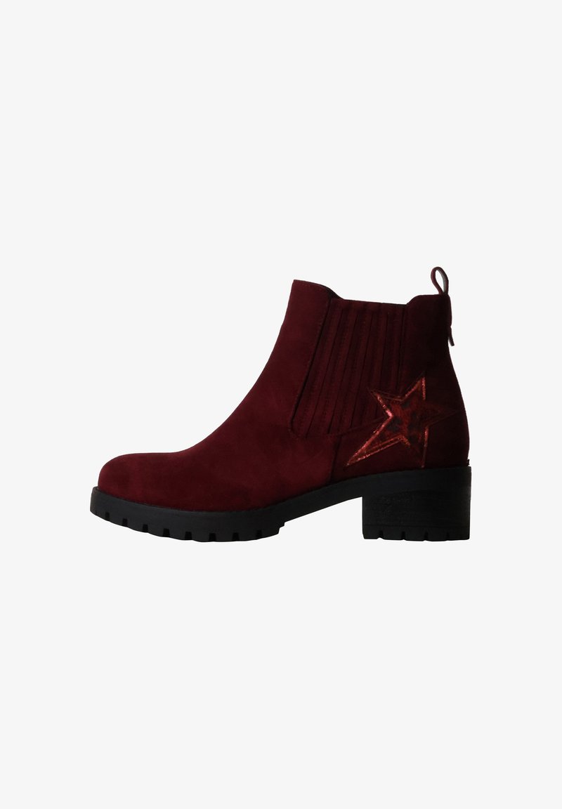 Bottine rouge foncé à la cheville avec une semelle et un talon noirs épais, avec des panneaux latéraux élastiques et une décoration étoile brillante sur le côté extérieur.