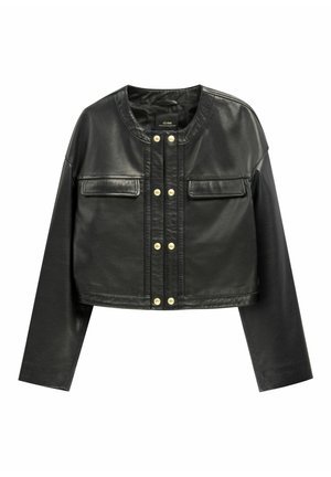 Czarna krótka skórzana kurtka z długimi rękawami, okrągłym kołnierzem, przednimi zatrzaskami i dwoma patkowymi kieszeniami na piersi.