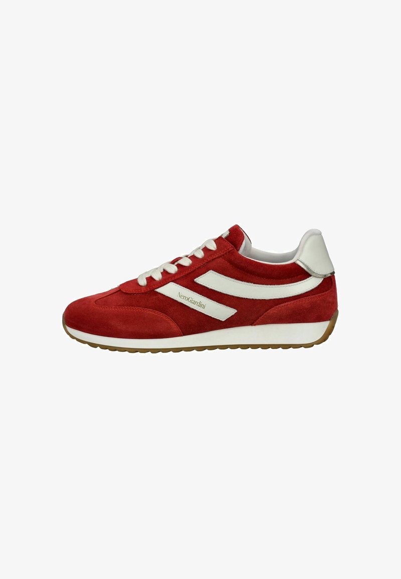 Zapatilla deportiva de ante rojo con rayas blancas, cordones blancos y una lengüeta blanca en el talón, con la marca "NeroGiardini" en el lateral.
