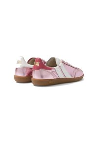 Paire de baskets basses avec des empiècements roses et blancs brillants, des semelles marron et un marquage doré sur les talons et les côtés, vues de dos et de profil.
