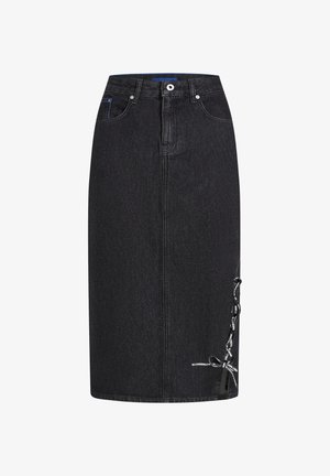 Gonna di jeans nera con taglio dritto, caratterizzata da una chiusura con bottoni frontali, fessure laterali con dettagli in nastro e cuciture a contrasto.