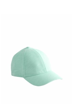 Lichtgroene honkbalpet met een gebogen klep, gestructureerde kroon en zichtbare stiksels op een witte achtergrond.