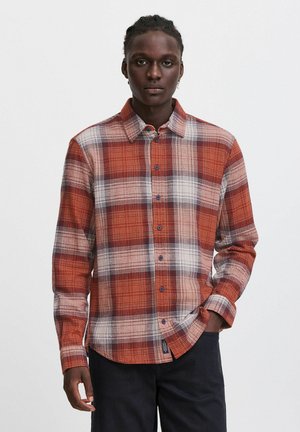Rood-witte geblokte overhemd met een button-down kraag, lange mouwen en blauwe knopen. Zachte stof met een mix van texturen.