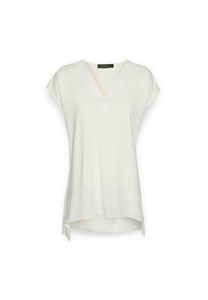 Biała bluzka z dekoltem w serek, krótkim rękawem, o gładkiej fakturze, z bocznymi rozporkami i nieco dłuższym tyłem. Materiał wydaje się lekki i zwiewny.