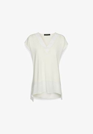 Weiße V-Ausschnitt-Bluse mit kurzen Ärmeln, glatter Textur, seitlichen Schlitzen und einem leicht längeren Rückensaum. Der Stoff wirkt leicht und fließend.