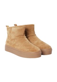 Bottines en daim de couleur tan avec un design discret, dotées d'un bout arrondi et d'une semelle en caoutchouc épaisse et texturée pour une meilleure adhérence.