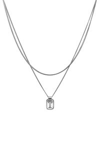 Silverfärgad halsband med två kedjor och en rektangulär pendel med palmträdsdesign, strukturerad yta och polerad finish.