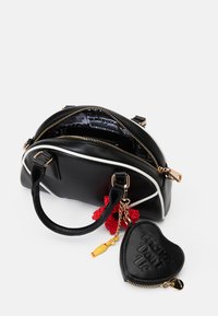 Borsa nera in ecopelle con dettagli bianchi, forma arrotondata, doppi manici, accessori in oro e una pochette con zip a forma di cuore rimovibile.