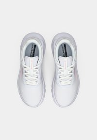 Baskets de sport blanches avec des accents roses, tige en mesh et design à lacets. Comprend une semelle intermédiaire texturée et un col rembourré pour le confort.