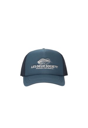 Modro-čierna truckerská šiltovka s bielym vyšívaným logom zemegule a textom „LES DEUX SOCIETY PASSION FOR PEOPLE“ na prednom paneli.