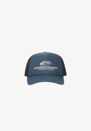 Niebiesko-czarna czapka z daszkiem typu trucker z białym wyszywanym logo globusa i napisem "LES DEUX SOCIETY PASSION FOR PEOPLE" na przednim panelu.