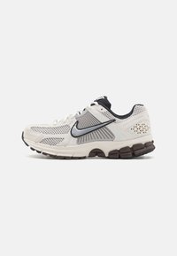 Nike Sportswear - ZOOM VOMERO 5 - Sneaker low - phantom/metallic platinum/light iron ore/baroque brown/black Thumbnail-Bild 1