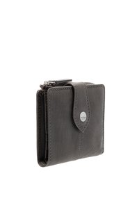 Portafoglio in pelle grigio scuro con chiusura a patta e hardware in argento. Presenta un compartimento con zip e cuciture dettagliate. Design compatto.