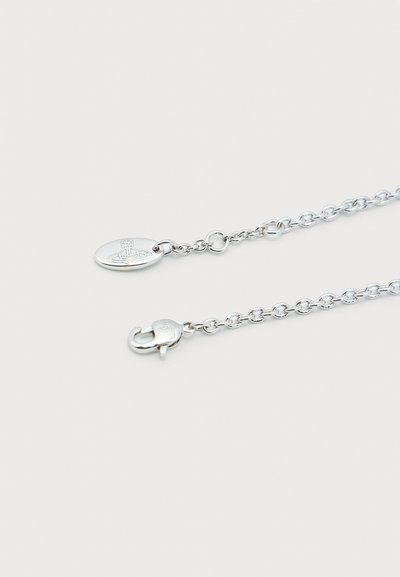 Ασημένιο κολιέ με αλυσίδα, κλειδαριά αστακού και οβάλ μενταγιόν με χαραγμένο πλανήτη και σύμβολο σταυρού.