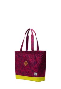 Sac fourre-tout en tissu rose avec un motif géométrique, doté d'un fond jaune, de deux poignées et d'un accent en cuir marron sur le devant.
