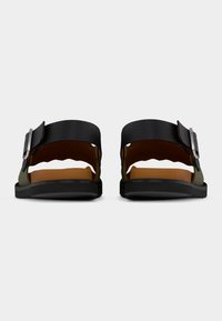 Μαύρα δερμάτινα σανδάλια με δύο ρυθμιζόμενους ιμάντες, ανθεκτική σόλα και καφέ πάτο. Διακριτικές αγκράφες κοντά στον πάνω ιμάντα.